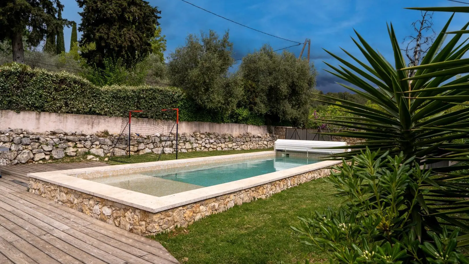 Piscine doublement sécurisée par un espace clos et un rideau Mas d'Osmeea à Roquefort les Pins Gîtes de France Alpes-Maritimes