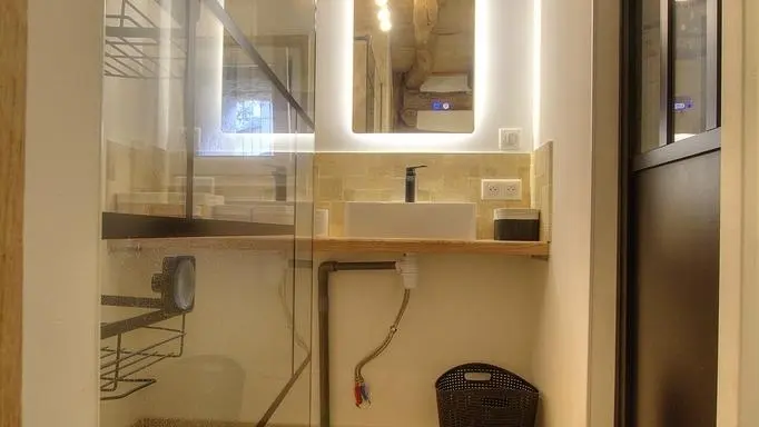 salle d'eau avec miroir chauffant