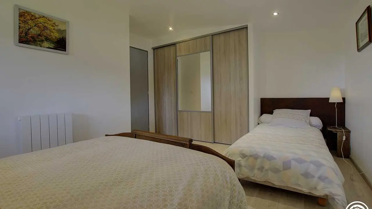 La chambre Mahault, son lit de 
140 x 190 et son lit de 90 x 190