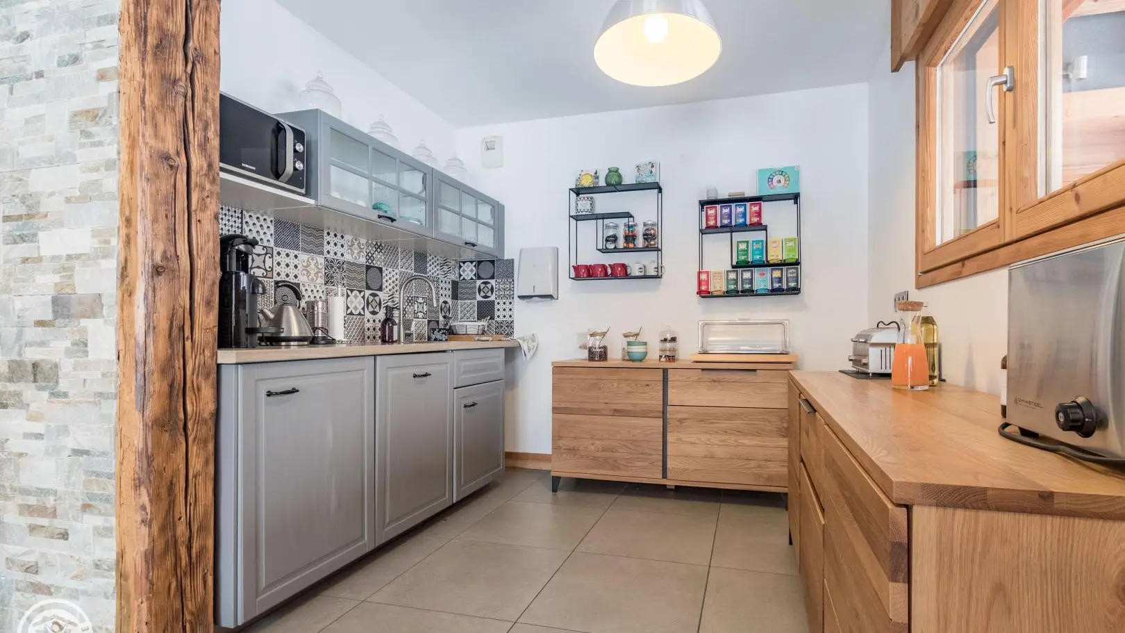 Salle commune au rez-de-chaussée pour le petit-déjeuner (+espace cuisine).