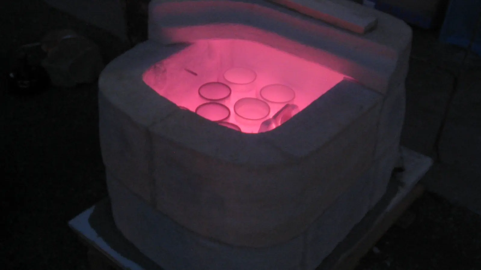 Calcythère, le four, est ouvert. On peut y voir des poteries incandescentes.