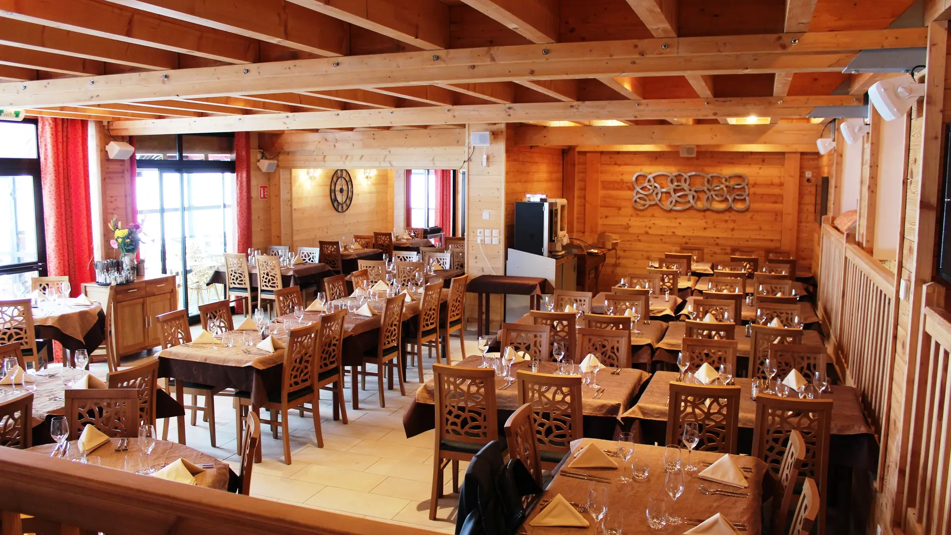 Le Red Cap Bar à face aux pistes de Superdévoluy, Dévoluy, Hautes-Alpes