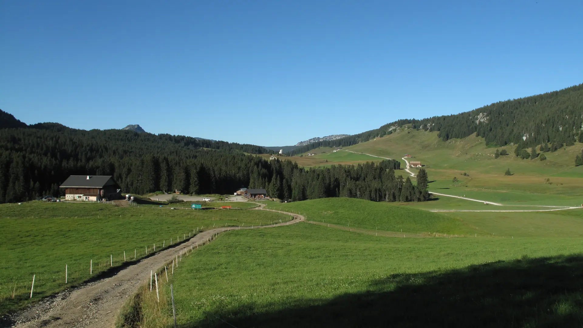 En regardant derrière soi, sur le chemin qui monte après l'extrémité du plateau