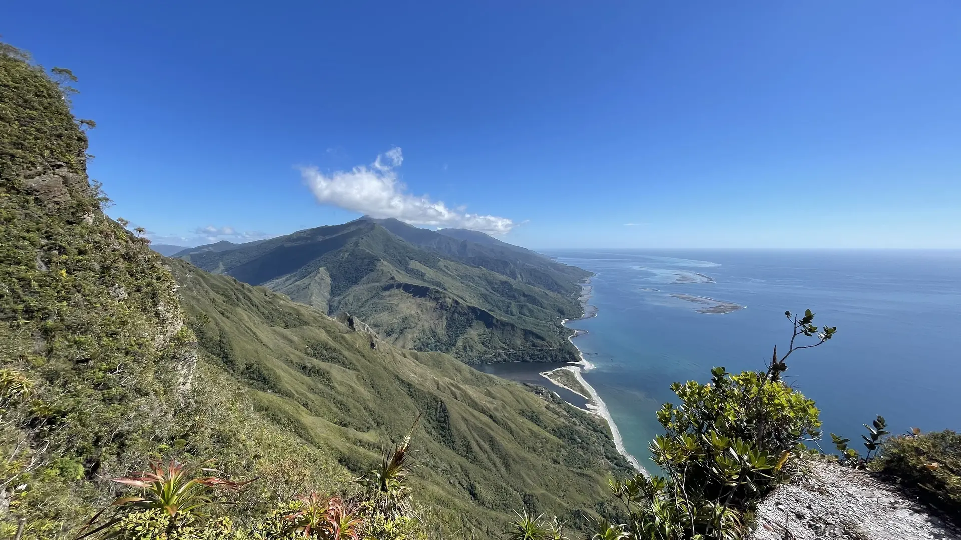 mer, lagon, roches de la ouaième, hienghène, randonnée, côte océanienne