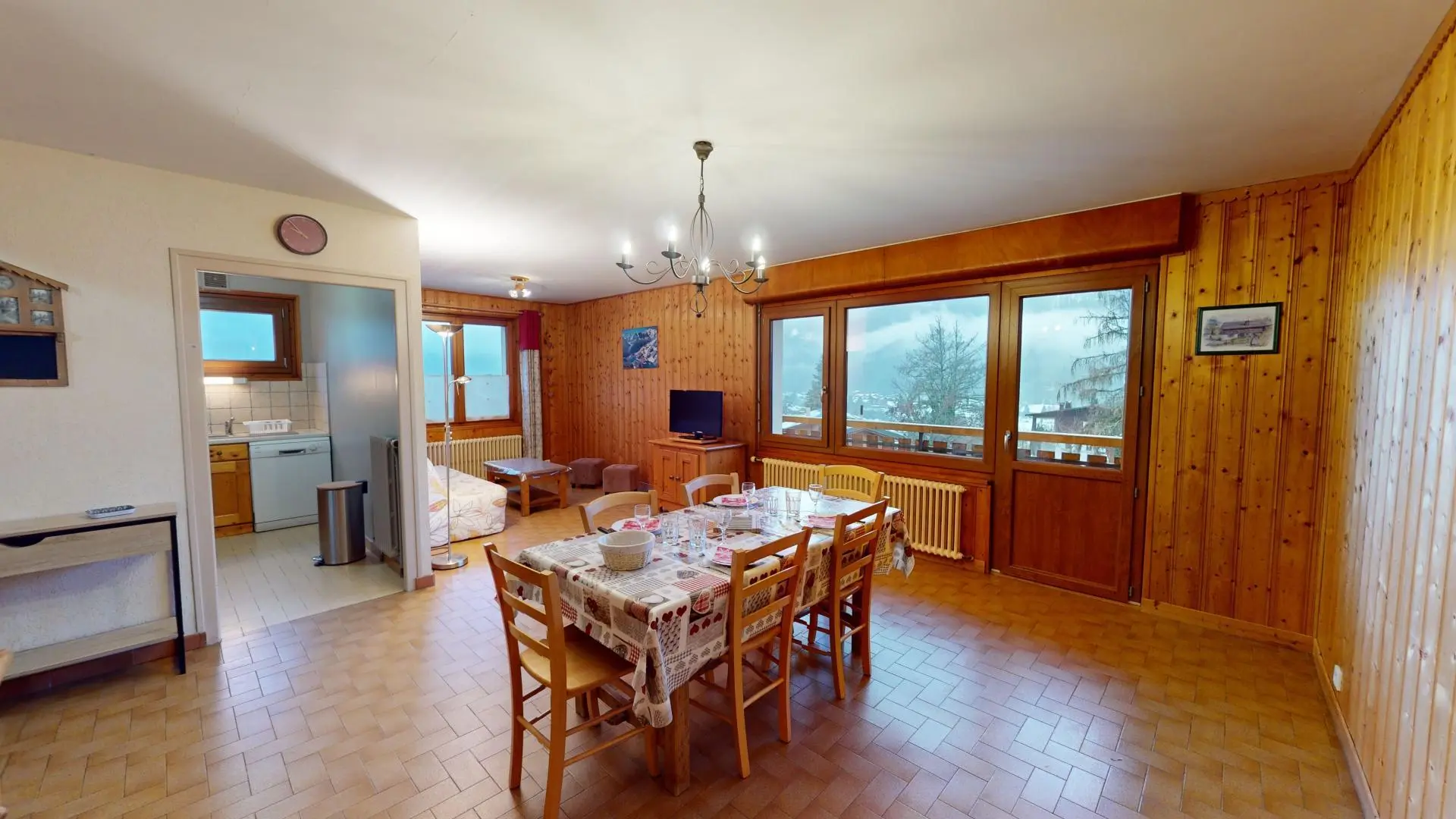 Salle à manger avec vue sur la vallée.