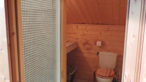 Salle d'eau dans chambre 2