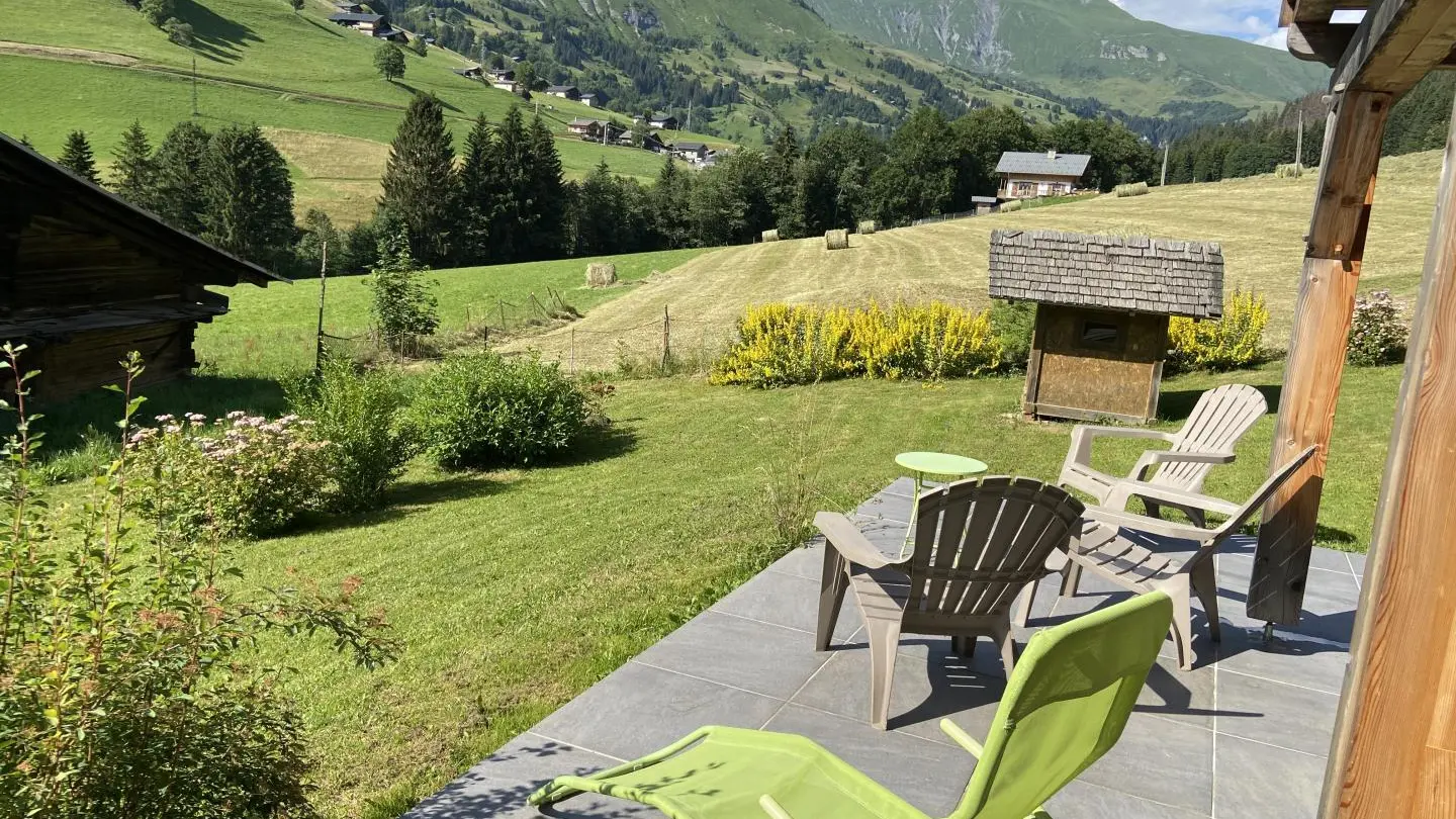 vue panoramique depuis la terrasse sur le vallon d'Hauteluce
