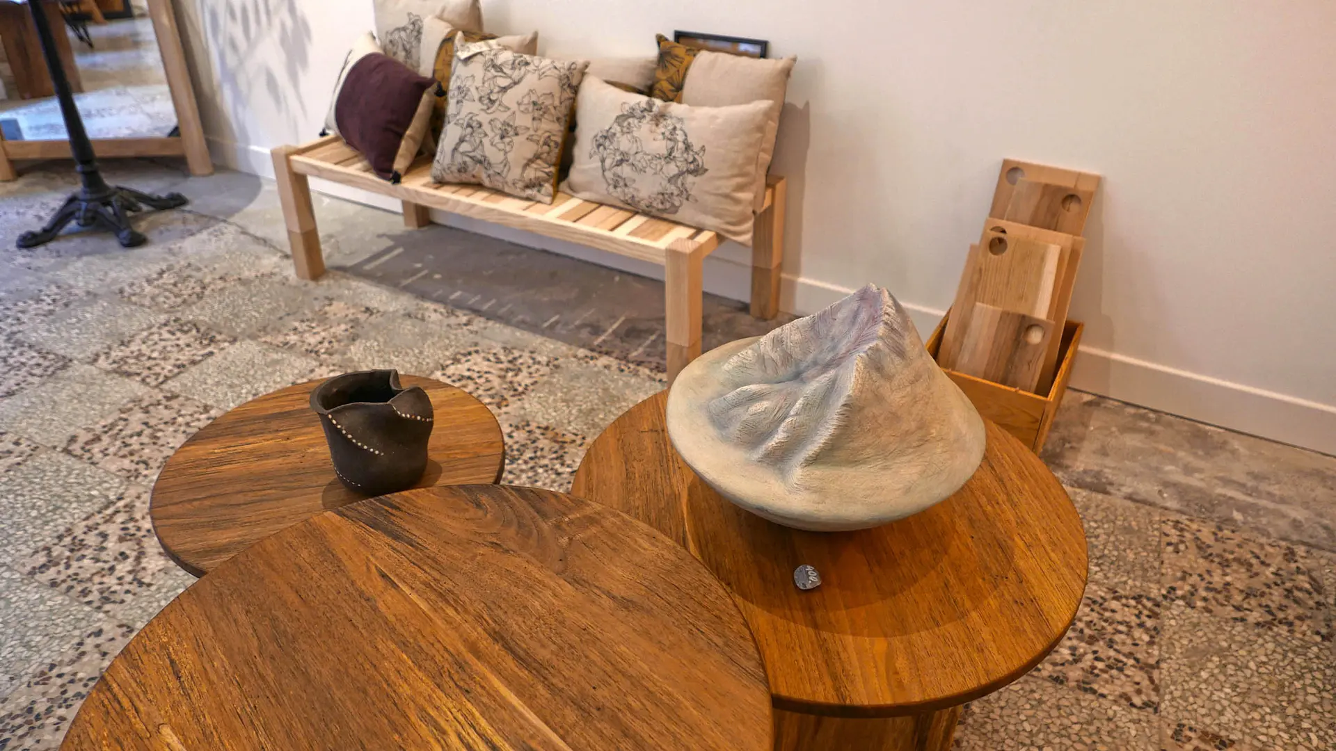 Ensemble de mobilier en bois français - sculpture sur bois et céramique - sérigraphie …