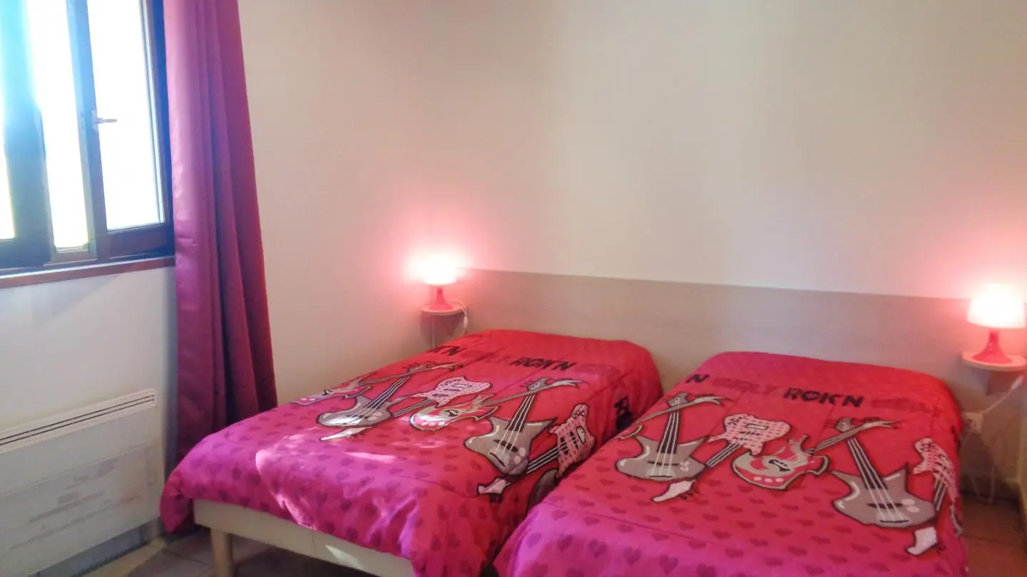 Chambre : 2 lits 90 en rdc.