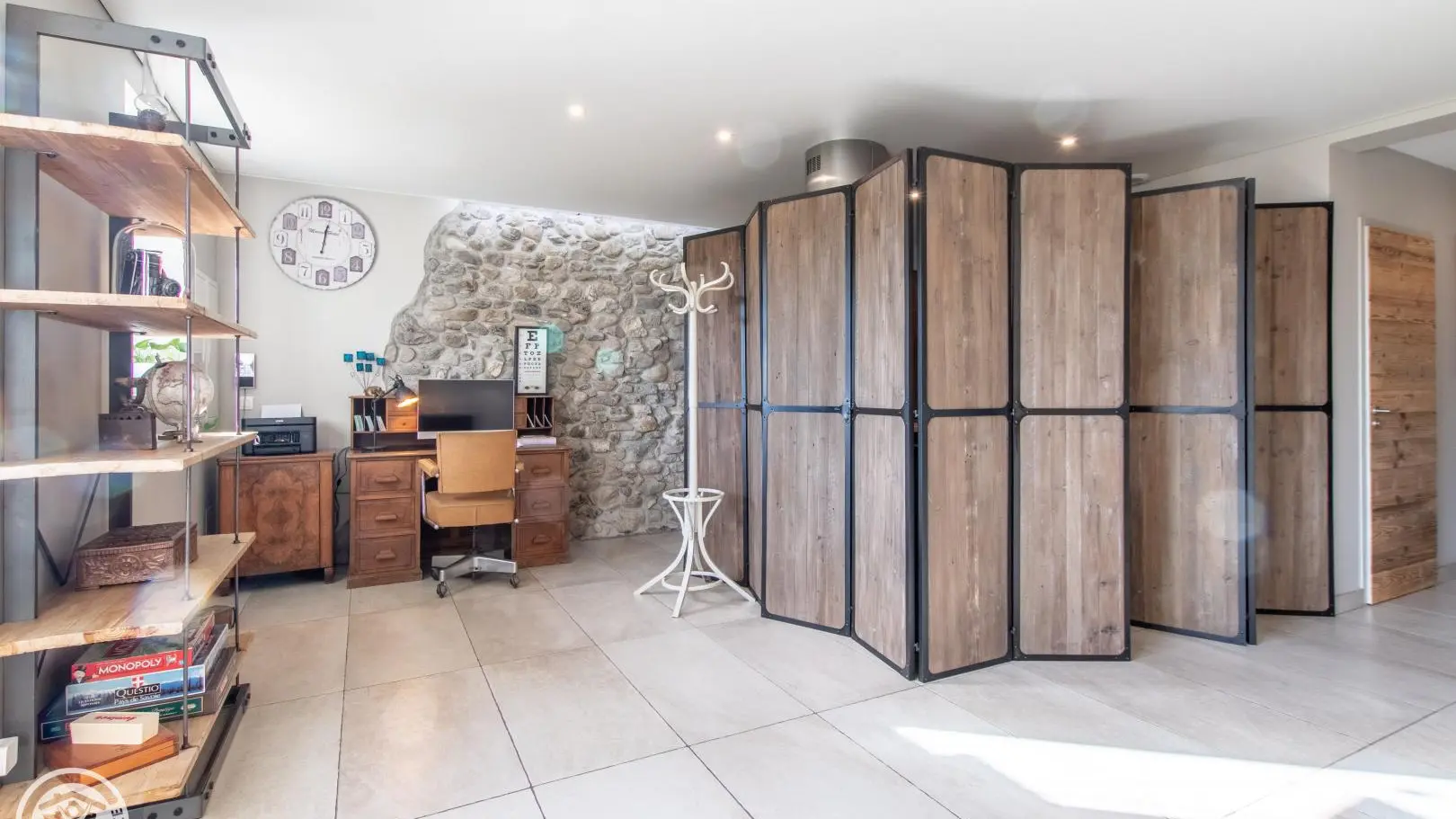 Espace détente commun avec canapé, bibliothèque, bureau (PC/imprimante)...