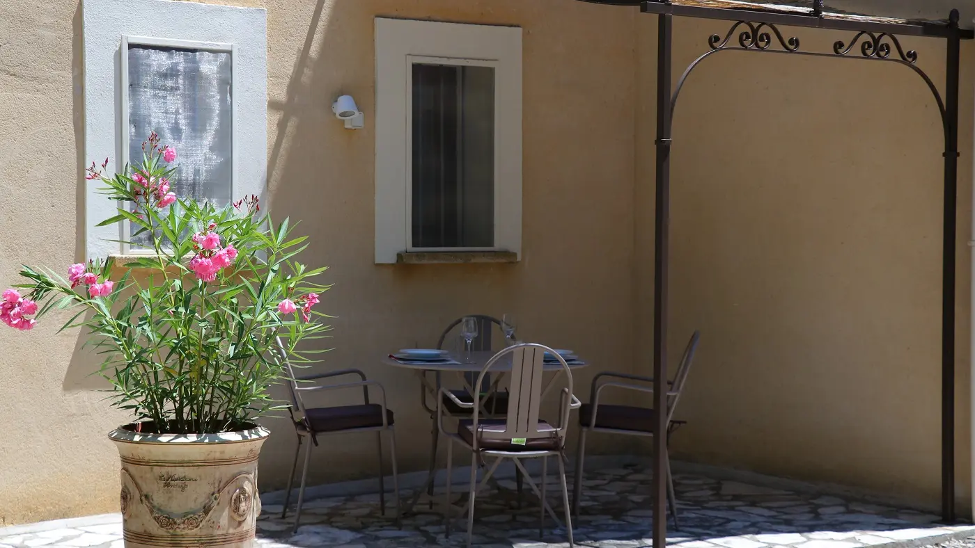 Gîtes Les Romarins terrasse coté jardin