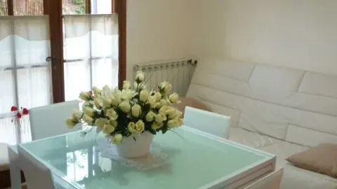 Gîte La Roche Rouge-Coin repas/Canapé-Colomars-Gîtes de France des Alpes-Maritimes