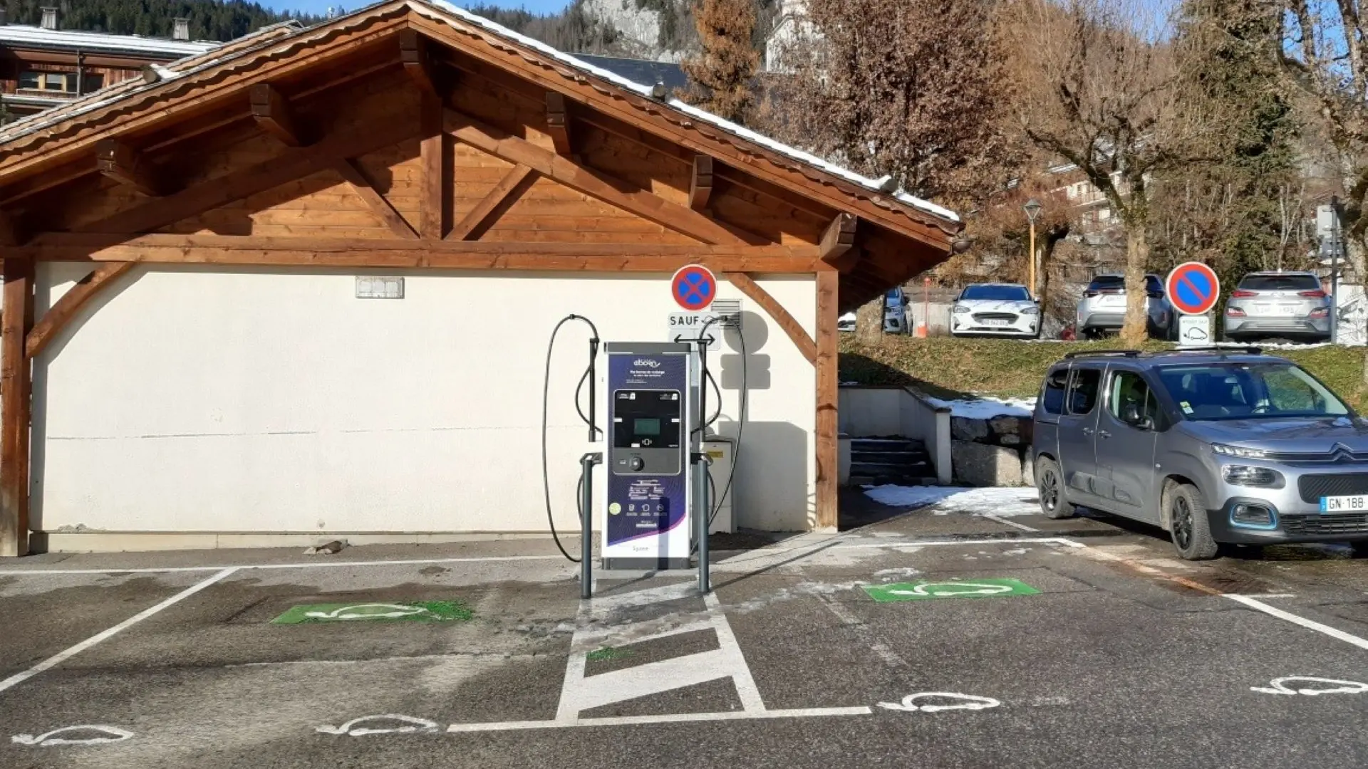 Places de parking équipées de borne de recharge électrique