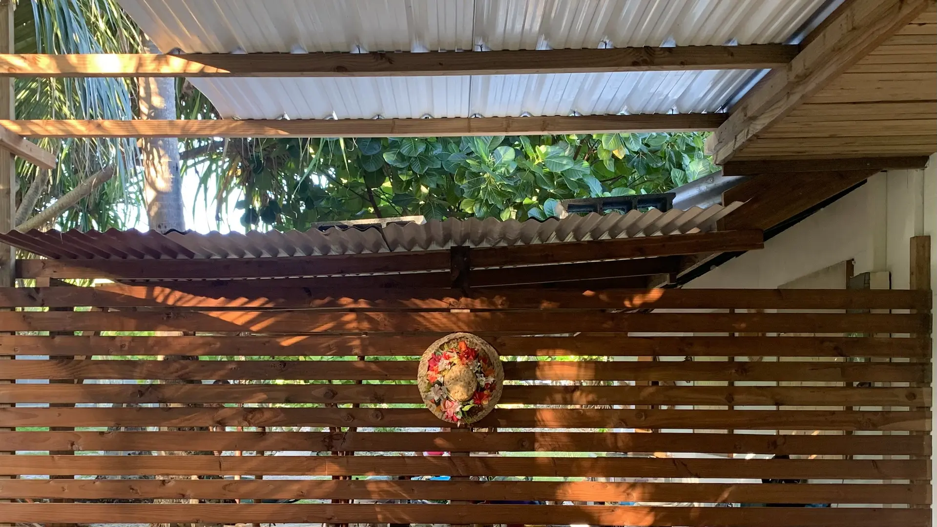 dorm_rangiroa_outdoor_lounge