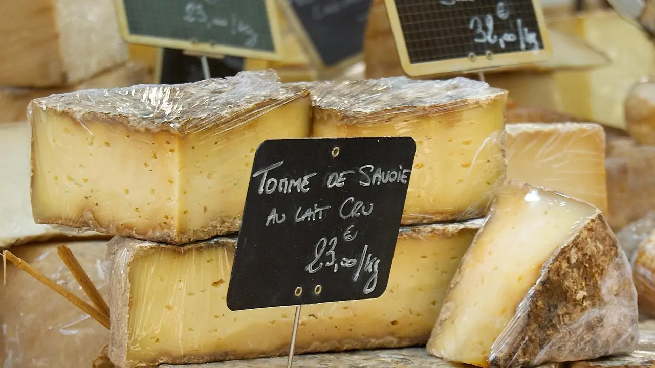 Tome de Savoie dans commerce