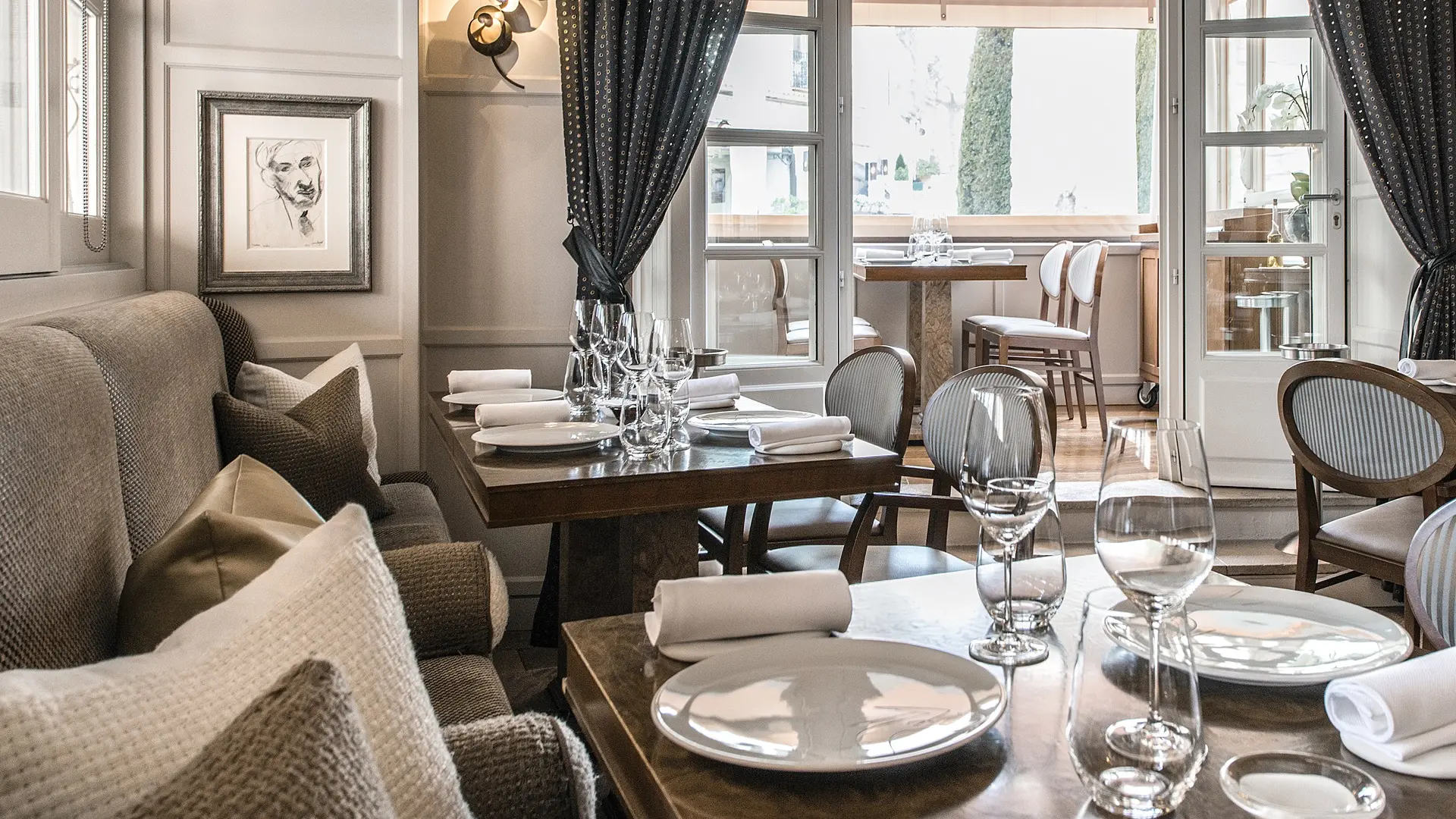 Tables intérieur restaurant La Place de Mougins