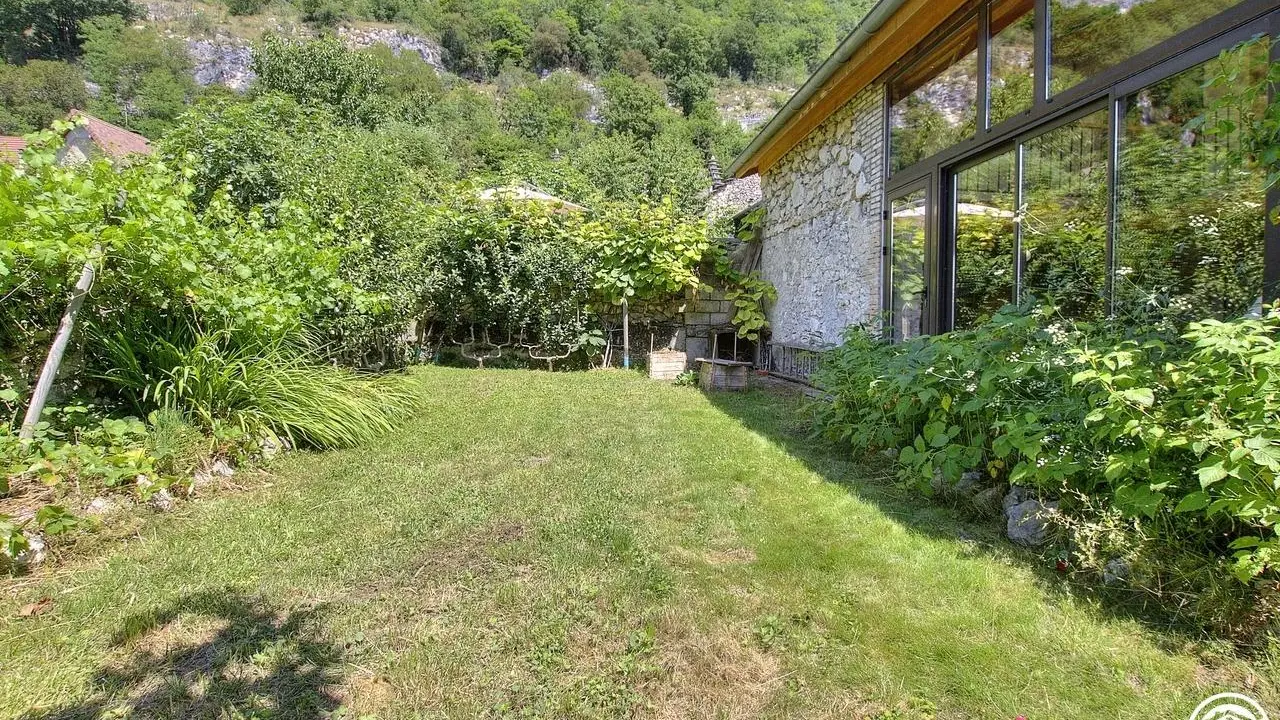 Petit jardin à l'arrière