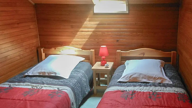 Au 2ème étage, 
Petite chambre sous les toits! 2 lits 90cm.
