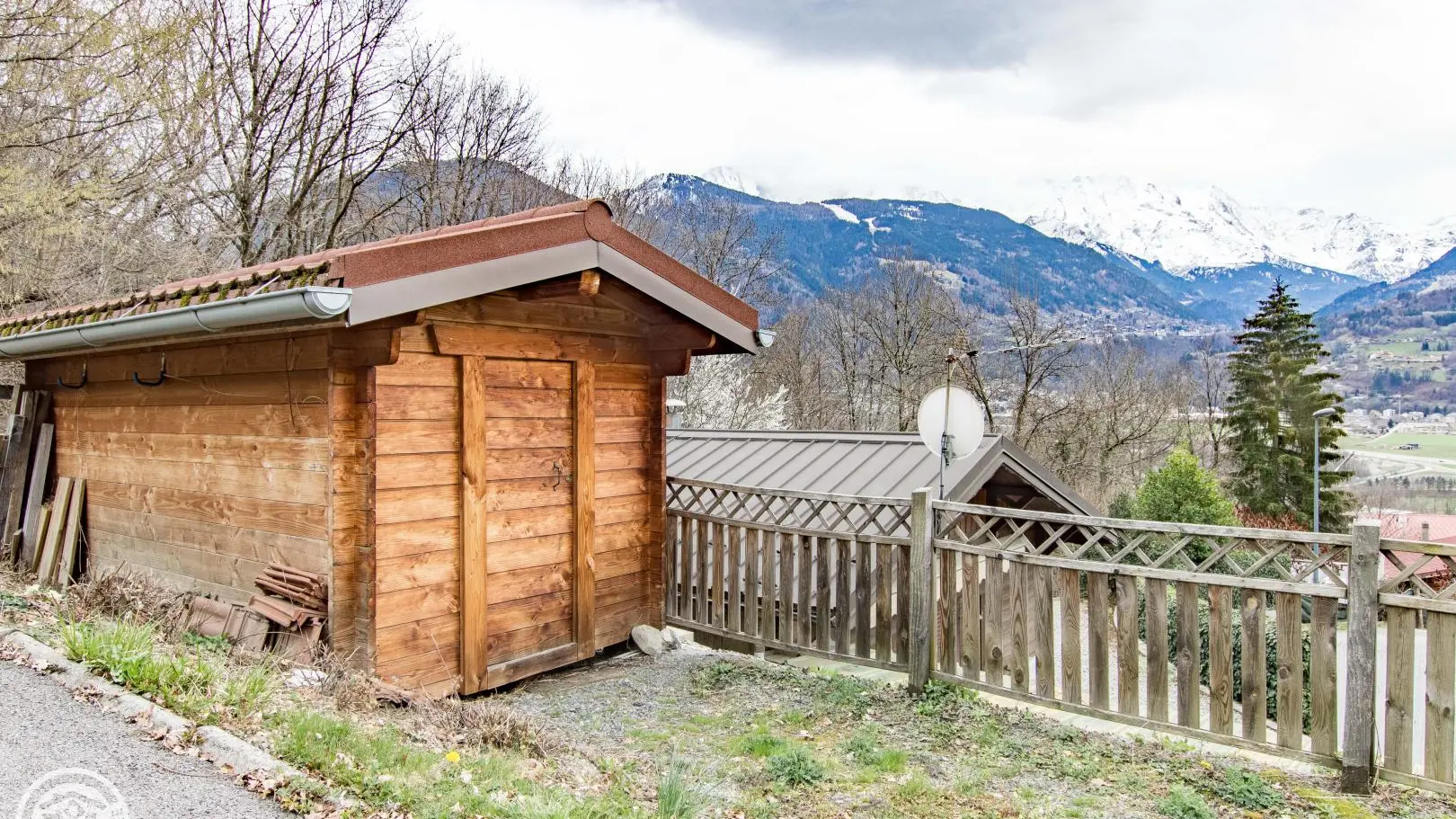 Petit local annexe pour le stockage des skis ou vélos