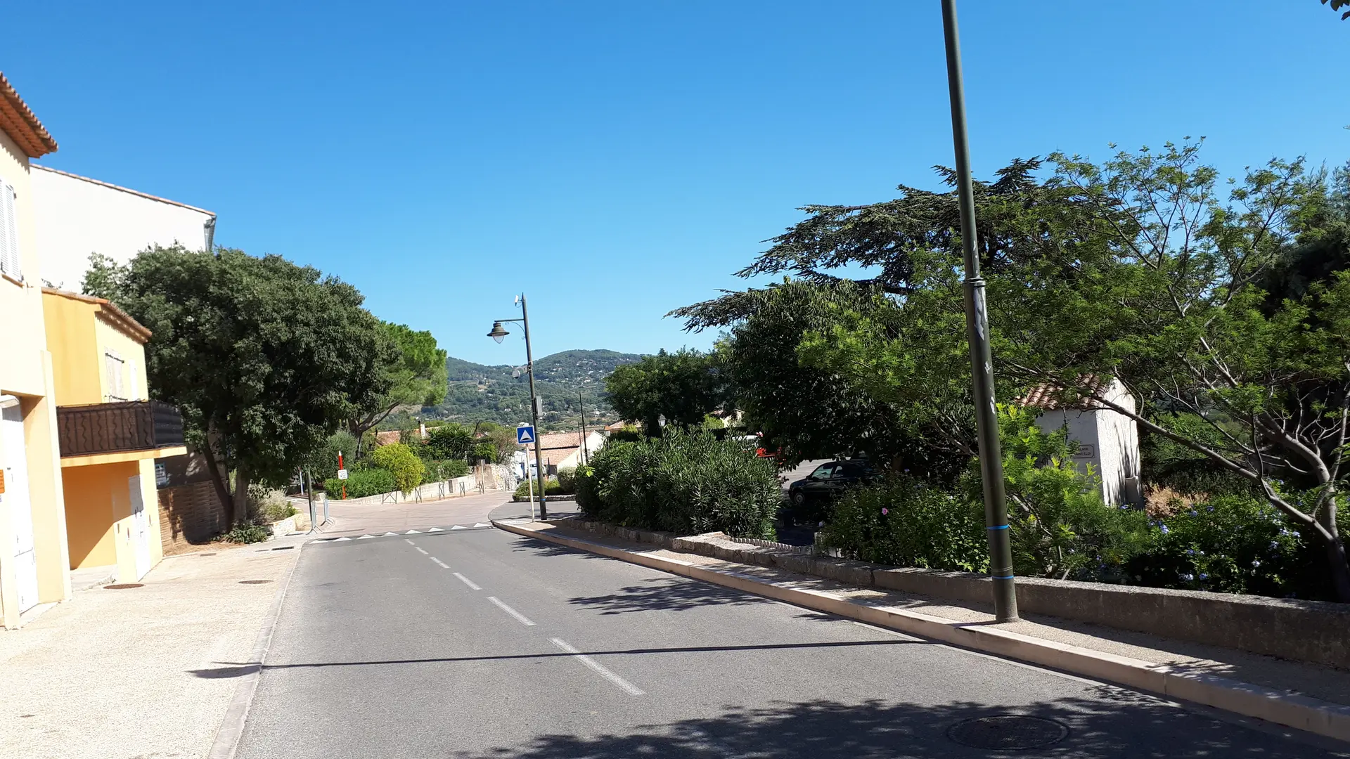 En descendant du village