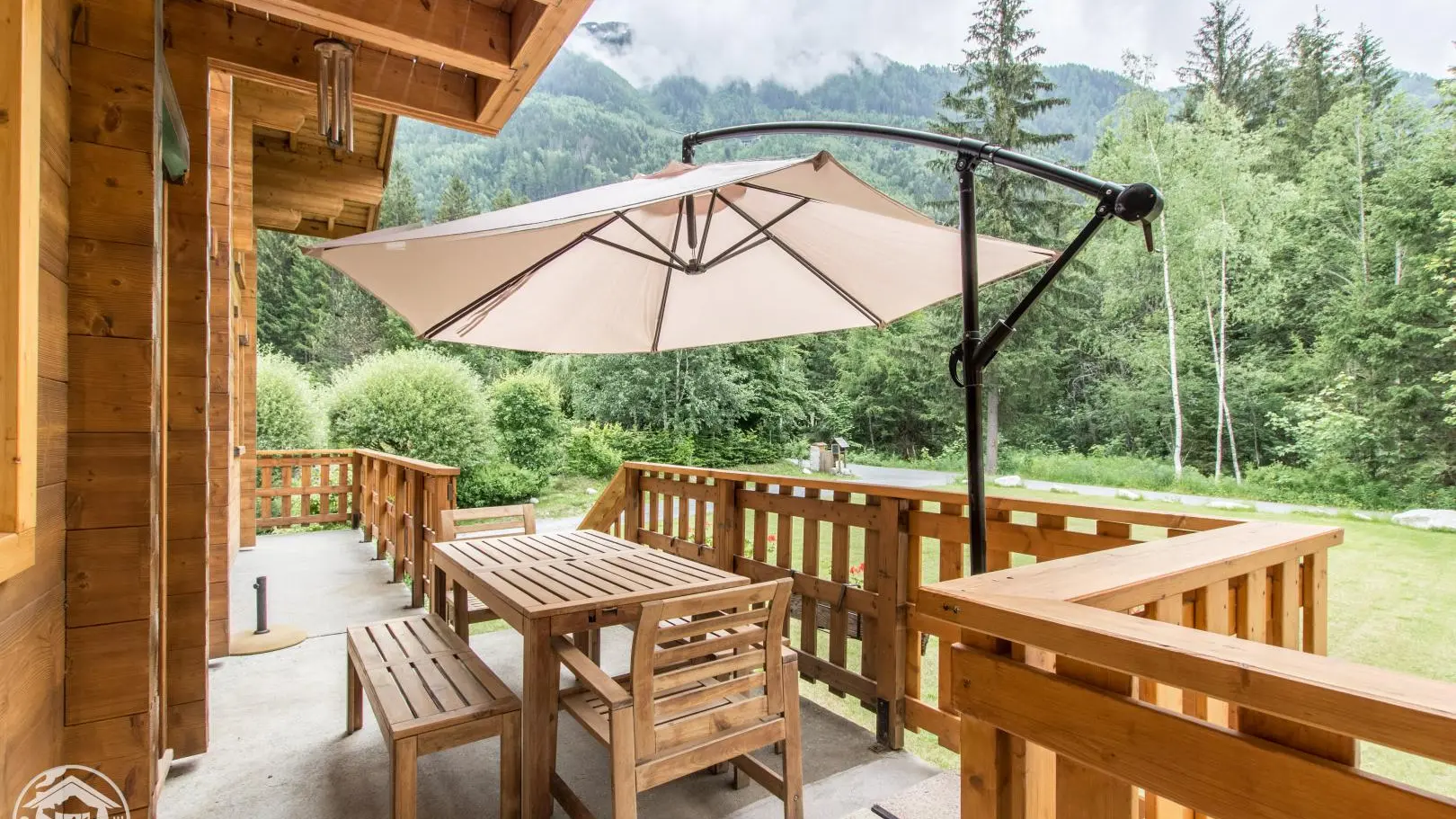 Terrasse au Sud, face au bois du Bouchet et au Massif du Mont-Blanc (Les Drus à l'Est, aiguille du Midi, aiguilles de Chamonix, dôme du Goûter et au fond le mont Blanc