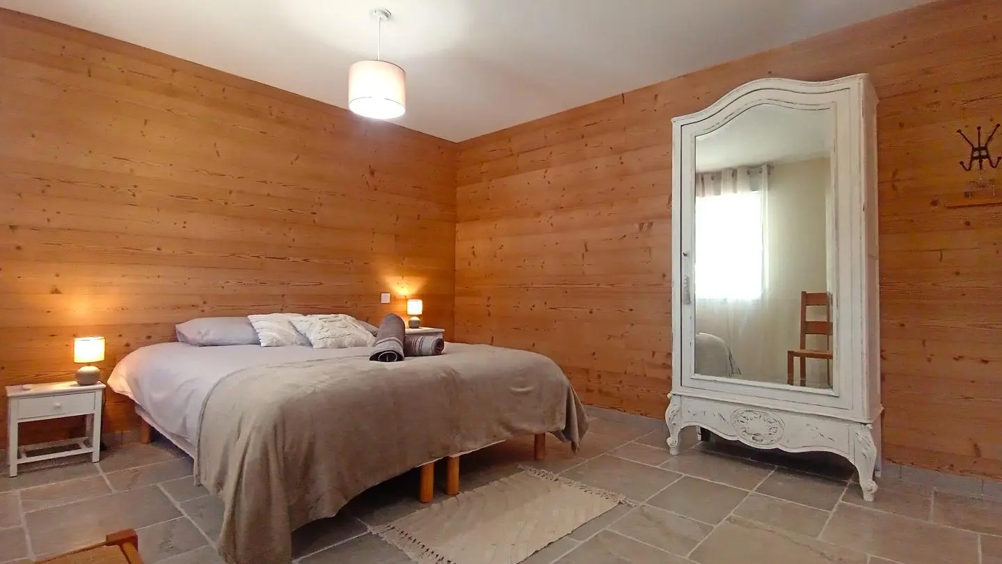 Chambre au RDC, aménagée pour personne à mobilité réduite. Un lit double ou deux lits simples 1x160 ou 2x80 avec douche italienne et lavabo