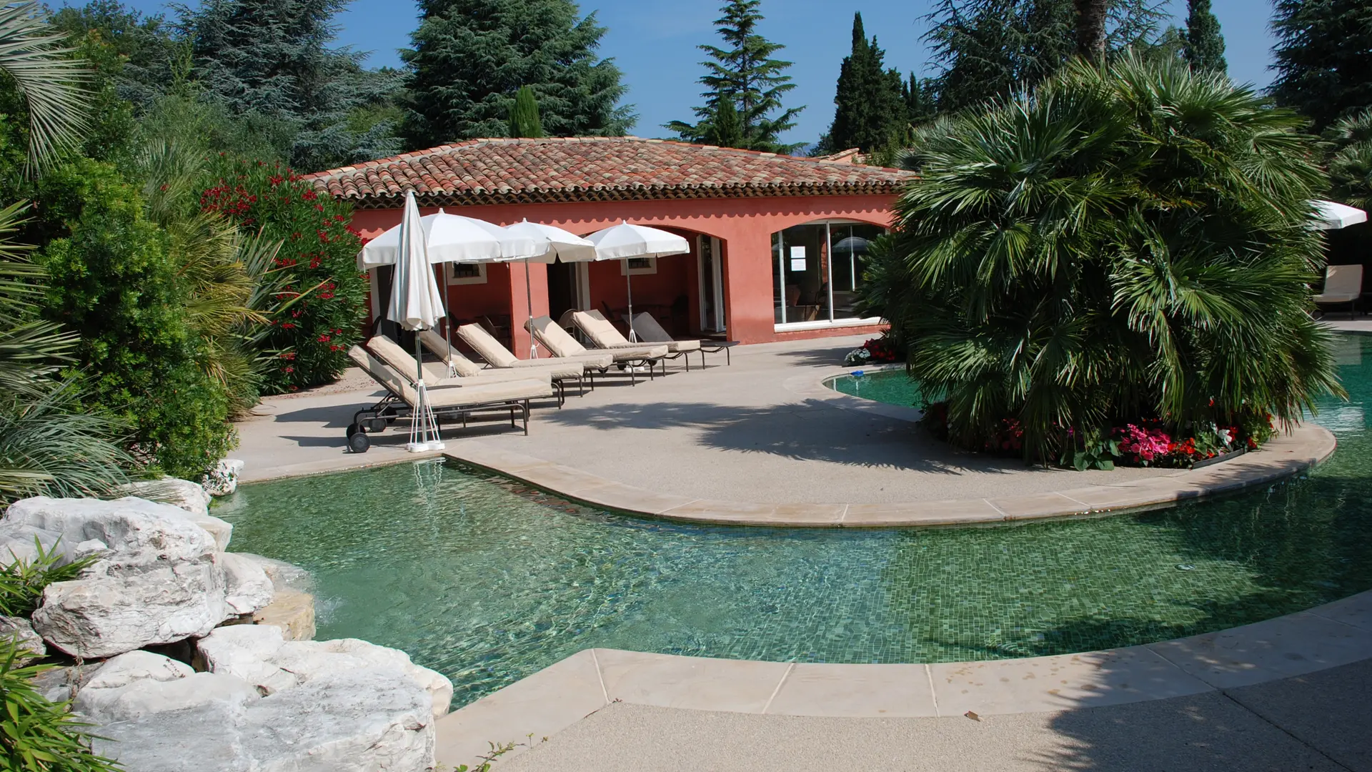 Piscine lagon commune, cascade et pataugeoire