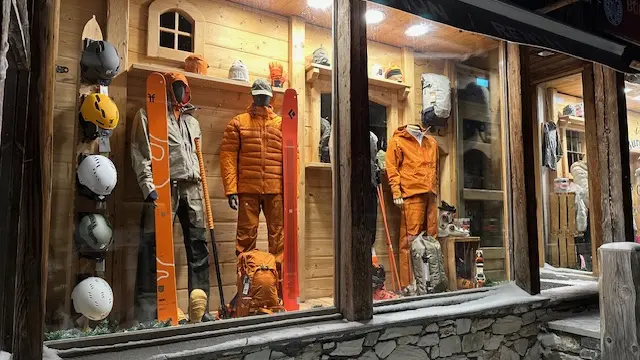 Vitrine_Mountain Pro Shop