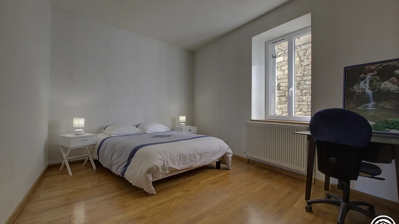 Chambre composée d'un lit en 140*190.