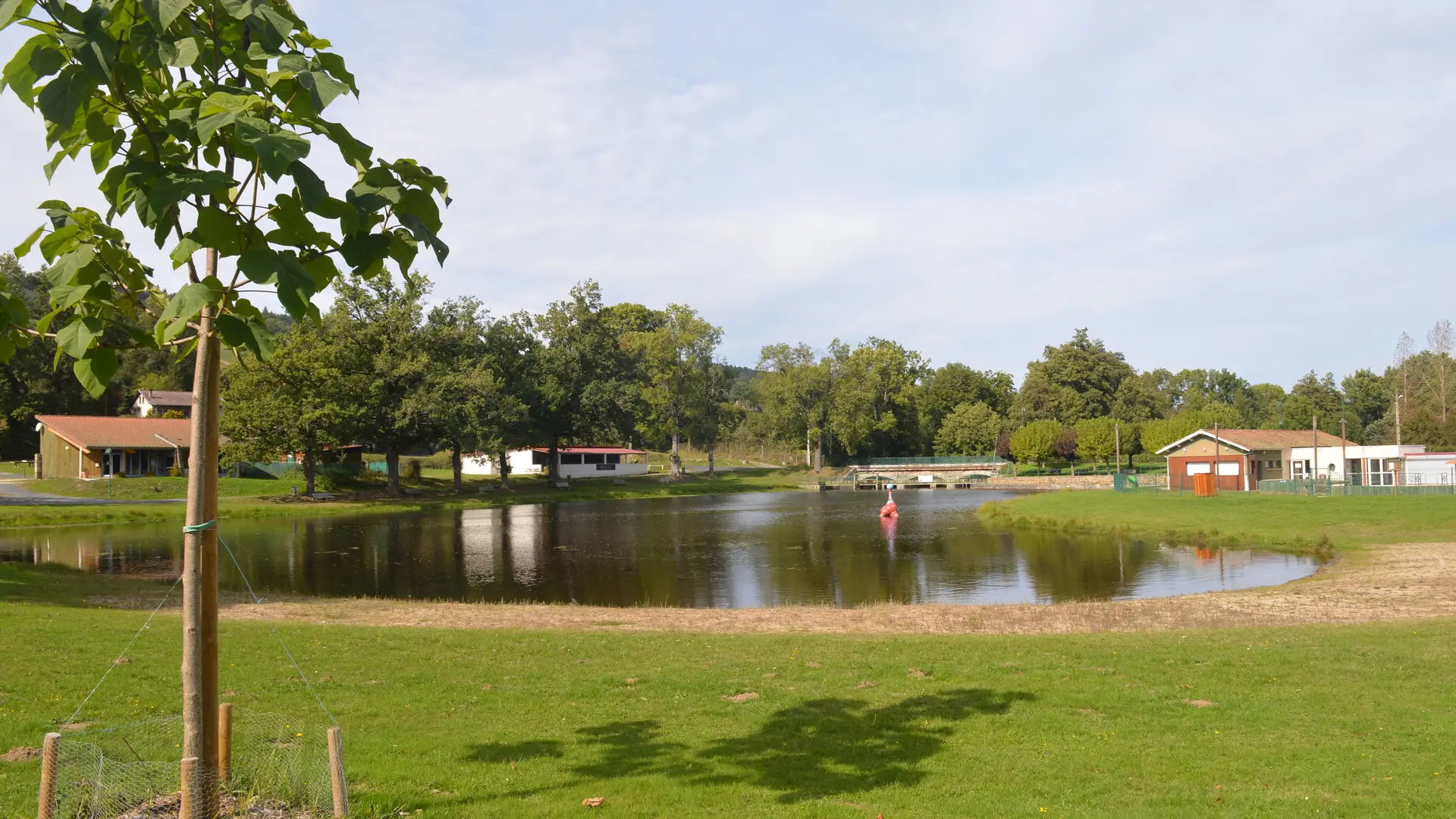 Sur une esplanade de verdure, le plan d'eau se profile lentement devant vos pieds !