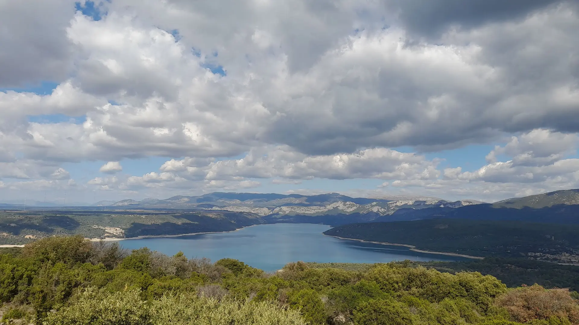 Panorama sur l'ensemble du lac et des collines