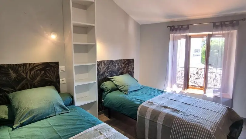 Chambre 3 : quatre lits 90x190 cm avec salle d'eau privative (douche et vasque). La fenêtre de la chambre est équipée d'une poignée à clé permettant de la verrouiller afin de sécuriser la pièce de nuit.