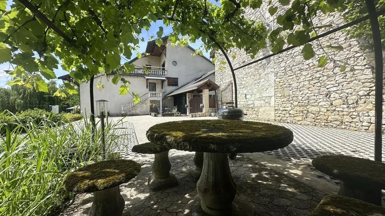 La pergola pour se rafraichir ou faire un barbecue. Accessible au fauteuil roulant.