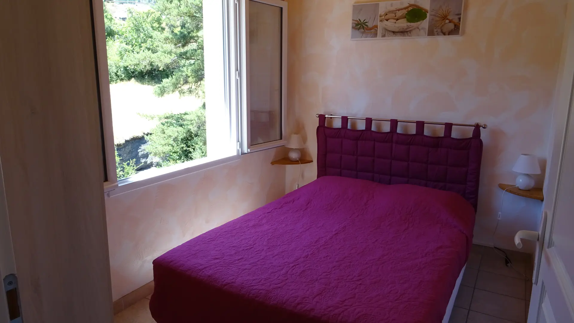 Chambre lit double avec grande fenêtre