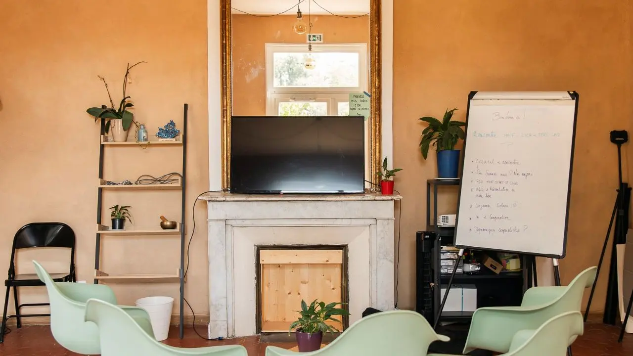 salle en intérieur avec sièges verts à roulettes