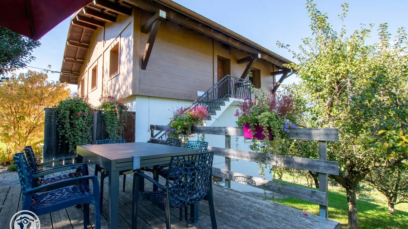 Terrasse et accès au gite.