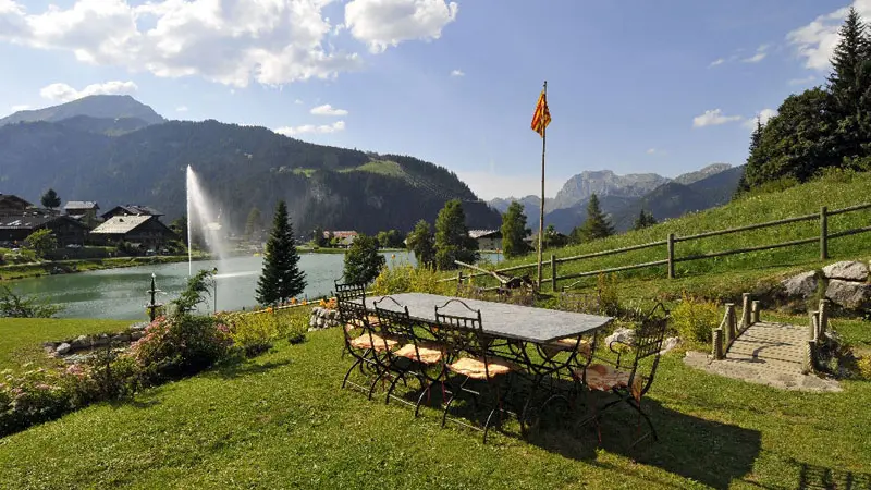 Jardin avec vue sur le lac