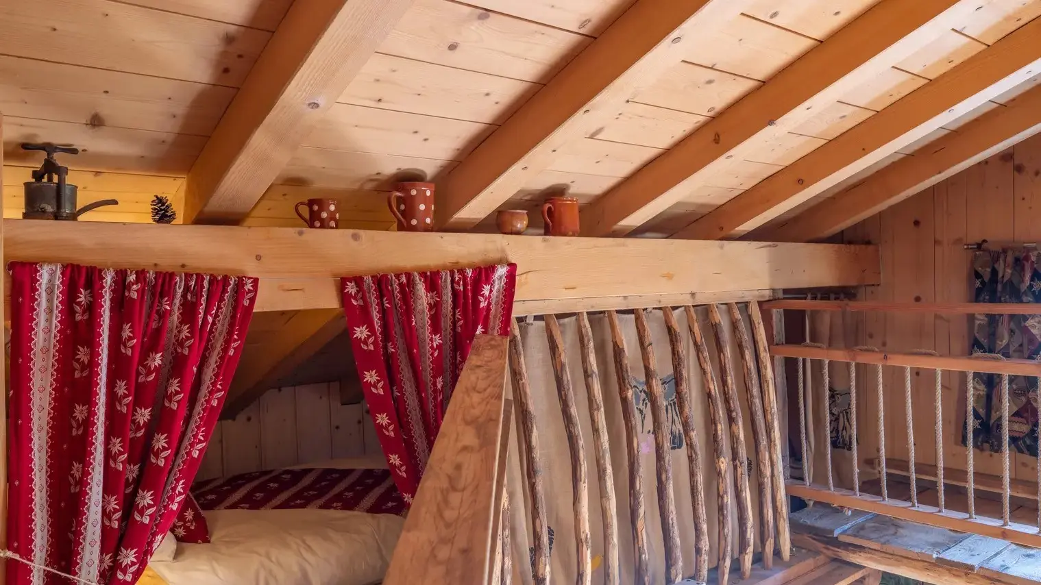 Mezzanine avec un lit simple