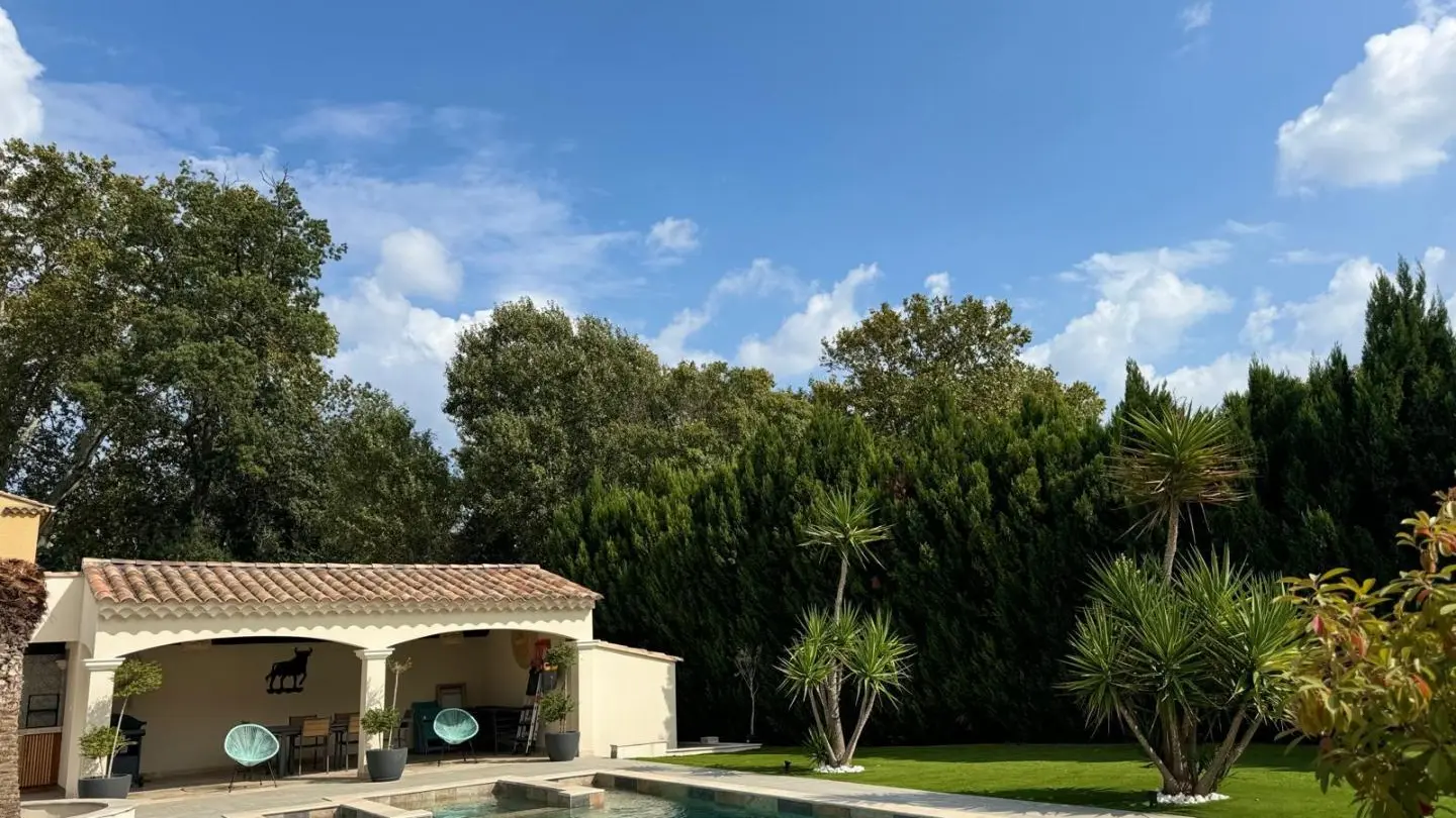 Pool house avec terrasse couverte, cuisine d'été, douche et wc extérieurs