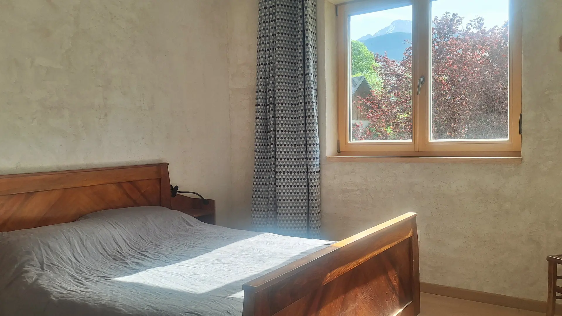 Chambre avec un lit double et une fenêtre à double battant