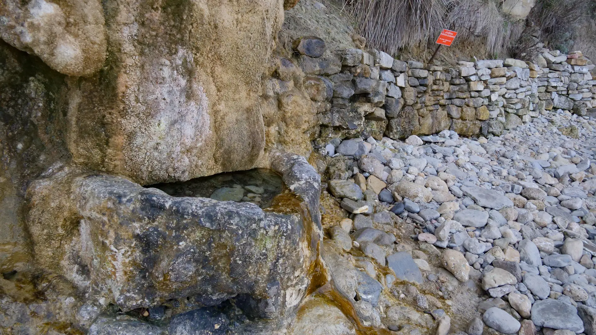 La source pétrifiante à formation de travertin