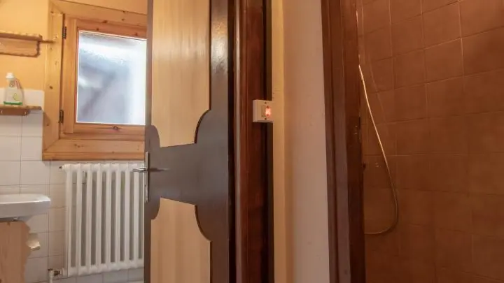 A l'étage : petite salle d'eau et wc indépendant.