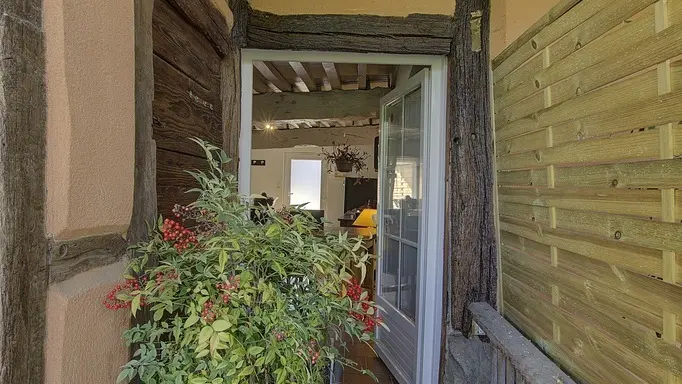 Accès à la petite terrasse par la pièce de vie.