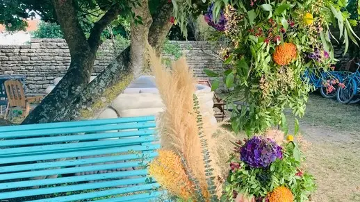 blühender und baumbestandener Garten