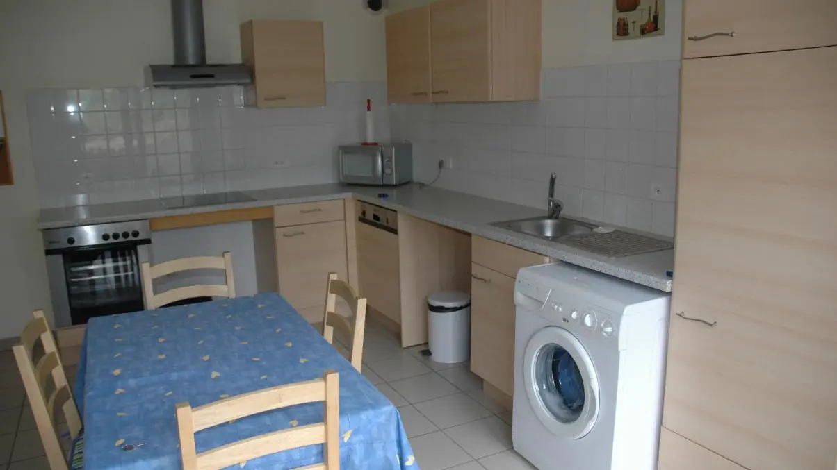 L-vaisselle, l-linge, m-ondes, plaque vitrocéramique, four électrique, réfrigérateur-surgélateur, l'essentiel pour un bon séjour.