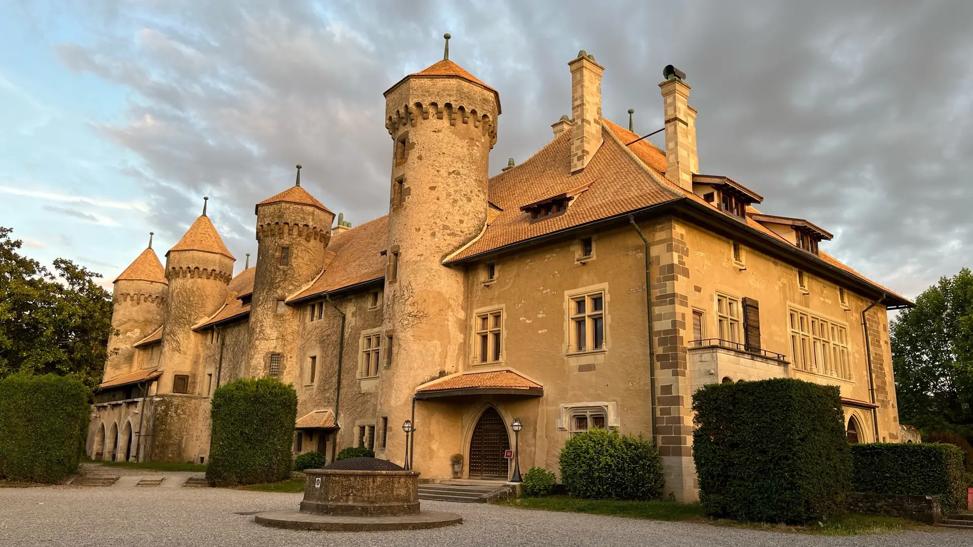 Vue du château depuis la cour