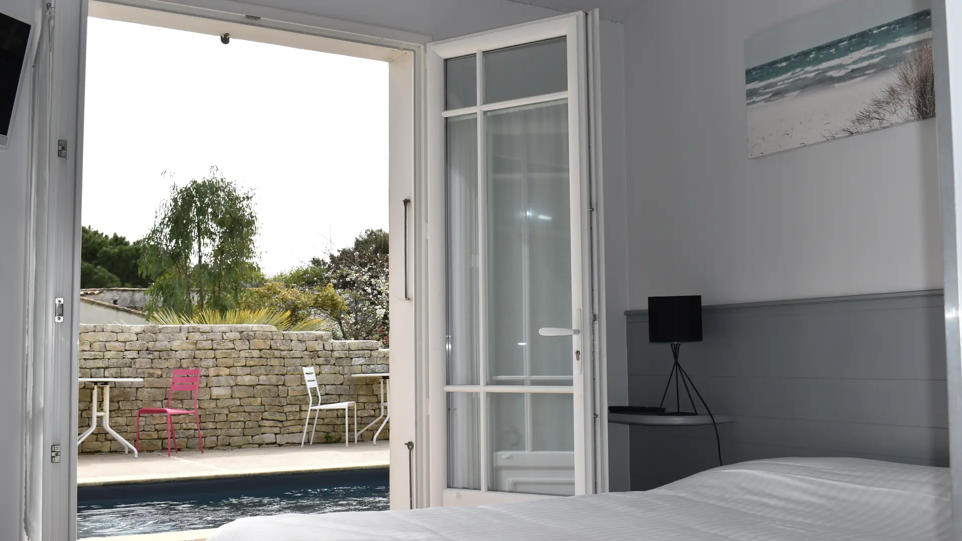 Chambre avec vue sur la piscine extérieure