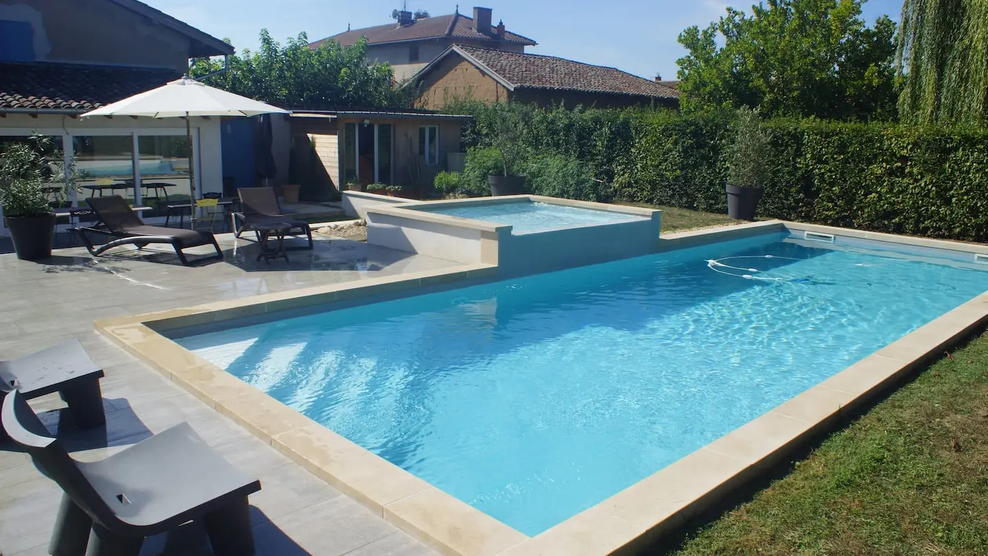 Les propriétaires mettent à disposition des hôtes, la piscine de mi-mai à mi octobre.