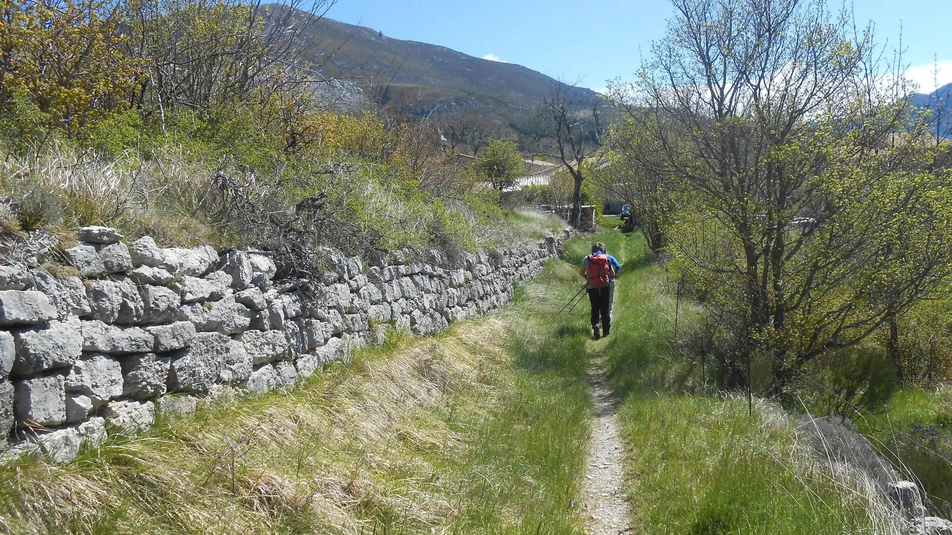 Agréable sentier avec son muret en pierre