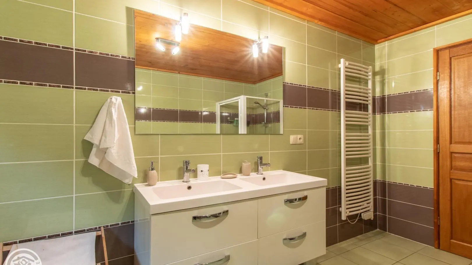 salle de bain, avec double-vasque et grand miroir, une grande baignoire, une douche, 1 WC
